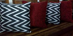 Kit 4 Capas de Almofadas Decorativas Jacquard/Chenille Vermelho Chevron