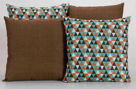 Kit 4 Capas de Almofadas Decorativas para Sofá Estampa Marrom com Geométrico Colorido Kit 4 Capas de Almofadas Decorativas para Sofá Estampa Marrom com Geométrico Colorido