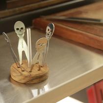 kit 4 Garfos Petisco Frios Inox Caveira + Base Madeira Teca