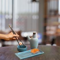 Kit 4 Pratos Sushi Azul e 6 Molheira Nozoki Porcelana