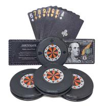 Kit 4 Seguradores De Cartas Baralho Facilita Carteado + 2 Baralhos Preto Black Tema Dólar Detalhes Em Dourado e Prata Colecionador Casino Poker