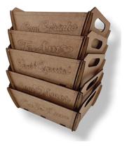 Kit 5 Bandejas em MDF com Alças e Frases Gravadas 22x16cm Kit 5 Bandejas em MDF com Alças e Frases Gravadas 22x16cm