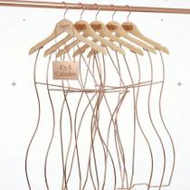 Kit 5 Cabides Madeira e Metal Dourado Rose com Silhueta 3D para Roupa Kit 5 Cabides Madeira e Metal Dourado Rose com Silhueta 3D para Roupa