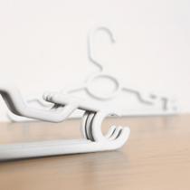 Kit 50 Cabides Infantil Bebê Baby Rosa Azul Branco Preto Plástico Reforçado Cruzeta Roupa Colorido