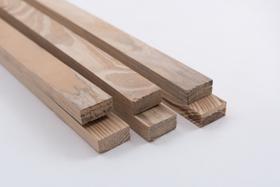 KIT 6 Ripas lixadas de madeira Pinus tratado com nós 4x1,8x290 centímetros KIT 6 Ripas lixadas de madeira Pinus tratado com nós 4x1,8x290 centímetros