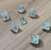 Kit 7 dados rpg de mesa papel branca ciano translucido d4 d6 d8 d10 d12 d20 d100 d% compativel d&d tormenta
