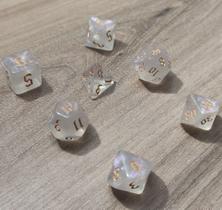 Kit 7 dados rpg de mesa papel branca ouro translucido d4 d6 d8 d10 d12 d20 d100 d% compativel d&d tormenta Kit 7 dados rpg de mesa papel branca ouro translucido d4 d6 d8 d10 d12 d20 d100 d% compativel d&d tormenta