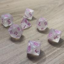 Kit 7 dados rpg de mesa papel branca rosa translucido d4 d6 d8 d10 d12 d20 d100 d% compativel d&d tormenta Kit 7 dados rpg de mesa papel branca rosa translucido d4 d6 d8 d10 d12 d20 d100 d% compativel d&d tormenta
