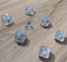Kit 7 dados rpg de mesa papel branco azul translucido d4 d6 d8 d10 d12 d20 d100 d% compativel d&d tormenta Kit 7 dados rpg de mesa papel branco azul translucido d4 d6 d8 d10 d12 d20 d100 d% compativel d&d tormenta