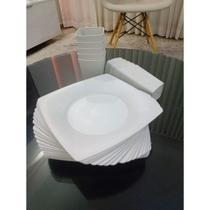 Kit 8 Peças 4 Pratos Quadrados 4 Copos Quadrados Plástico Kit 8 Peças 4 Pratos Quadrados 4 Copos Quadrados Plástico