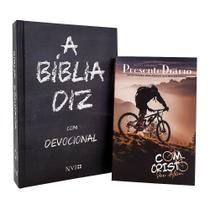 Kit A Bíblia Diz com Devocional NVI Capa Giz + Presente Diário Capa BIKE