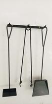 Kit Acessórios para Lareira, Churrasqueira e Forno a Lenha com Suporte de Parede em Ferro Cor Preto Kit Acessórios para Lareira, Churrasqueira e Forno a Lenha com Suporte de Parede em Ferro Cor Preto