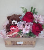 Kit Amor: Uma cesta com chocolates, flores e um ursinho de pelúcia.