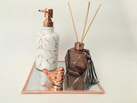 Kit Bandeja Quad Rosé 20x20cm, Porta Sabont Líq Bca/Rosé, Frasco Difusor Âmbar e Bird Cerâmica Rosé Kit Bandeja Quad Rosé 20x20cm, Porta Sabont Líq Bca/Rosé, Frasco Difusor Âmbar e Bird Cerâmica Rosé