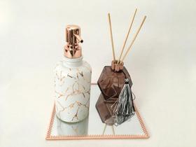 Kit Bandeja Quad Rosé 20x20cm, Porta Sabonte Líq Cerâm Bca/Rosé e Frasco Difusor Vidro Âmbar Decor Kit Bandeja Quad Rosé 20x20cm, Porta Sabonte Líq Cerâm Bca/Rosé e Frasco Difusor Vidro Âmbar Decor