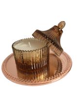 Kit Bandeja Redonda Gold 12,5cm com Vela 50g em Potiche Vidro âmbar 8x5cm com tampa Kit Bandeja Redonda Gold 12,5cm com Vela 50g em Potiche Vidro âmbar 8x5cm com tampa