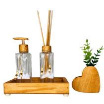 Kit Banheiro Lavabo Saboneteira Aromatizador de Ambiente c/ Bandeja Espelhada e Vaso Pinus Coração