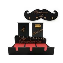 KIT Barbearia Descarte Laminas, Porta Tesoura, Cabideiro Bigode e Suporte 3 Máquinas c Porta Pentes KIT Barbearia Descarte Laminas, Porta Tesoura, Cabideiro Bigode e Suporte 3 Máquinas c Porta Pentes