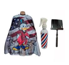 Kit Barbeiro De Quebrada Capa Para Cortar Cabelo Com Borrifador Pole e Espanador Kit Barbeiro De Quebrada Capa Para Cortar Cabelo Com Borrifador Pole e Espanador