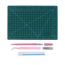 Kit Base de Corte 22x15cm Verde com Regua 15cm, Estilete de Precisão e Pinca Kit Base de Corte 22x15cm Verde com Regua 15cm, Estilete de Precisão e Pinca