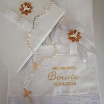 Kit Batismo Completo: Toalha Bordada, Vela Decorada, Terço Personalizado e Caixa MDF