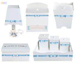 Kit Bebê Quarto Menino com 8 peças Cor Azul e Fitas de Cetim Branca