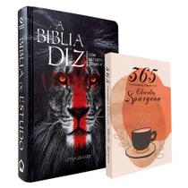 Kit Bíblia de Estudo Diz NAA Leão + 365 Mensagens Diárias com Charles Spurgeon Café