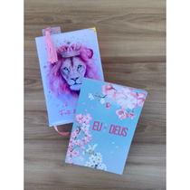 Kit bíblia leão forte & corajosa ntlh + devocional eu e deus + marca página glitter rosa