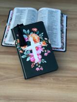 Kit Bíblia NVI Flores Cruz Preta + Marca página Glitter Preto - CPP
