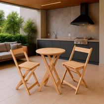 Kit Bistrô Eucalipto Dobrável com 2 Banquetas de Madeira Kit Bistrô Eucalipto Dobrável com 2 Banquetas de Madeira