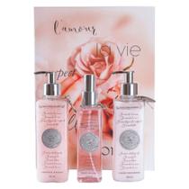 Kit Body Splash Sabonete e Loção Perfumada Lamour De Soi Dani Fernandes Kit Body Splash Sabonete e Loção Perfumada Lamour De Soi Dani Fernandes