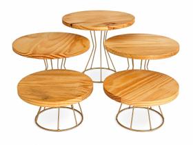 Kit Boleiras Decorativas 5 Peças Madeira Pinus e Base de Ferro Dourada Suportes para Bolo, Doces e Mesa Posta Kit Boleiras Decorativas 5 Peças Madeira Pinus e Base de Ferro Dourada Suportes para Bolo, Doces e Mesa Posta