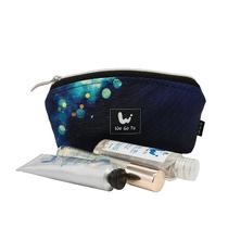 Kit Bolsa Nécessaire Space com Álcool em gel, Creme Hidratante para Mãos e Home Spray Vegano