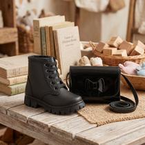 Kit Bota Coturno Infantil Cano Médio Confortável e Casual com Detalhe e Cadarço e Bolsa de Ombro Delicada Leve e Injetada Menina Modinha Kit Bota Coturno Infantil Cano Médio Confortável e Casual com Detalhe e Cadarço e Bolsa de Ombro Delicada Leve e Injetada Menina Modinha