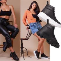 Kit Bota Feminina Um Par Plataforma Para Um Toque De Altura E Um Par Tratorado Para Robustez, Ambos Em Preto.