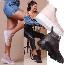 Kit Bota Feminina: Um Par Rosa Plataforma Para Um Toque Feminino +1 Par Marrom Tratorado Para Um Visual Robusto. Kit Bota Feminina: Um Par Rosa Plataforma Para Um Toque Feminino +1 Par Marrom Tratorado Para Um Visual Robusto.