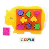 Kit Brinquedo Com Lousa e giz + Encaixe Formas de desenhos animados coloridos perfeito para diversão das crianças meninos e meninas