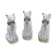 Kit c/ 3 esculturas Bastets brancas 6,5 cm em resina Kit c/ 3 esculturas Bastets brancas 6,5 cm em resina