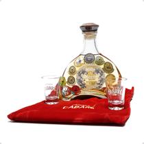 Kit Cachaça Extra Premium Cabaré com 2 Copos Personalizados + Laço + Veludo