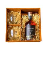 Kit Cachaça Ouro Dona Cris Com Dois Copos E Uma Elegante Caixa Mdf
