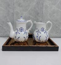 Kit Café Chá com Bule 900ml e Jarra 850ml Imperial Cor Branco com Azul Louça Portuguesa Kit Café Chá com Bule 900ml e Jarra 850ml Imperial Cor Branco com Azul Louça Portuguesa
