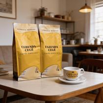 KIT CAFÉ ESPECIAL 2 Pacotes Grãos 1kg + Xícara Personalizada Fazenda Cegê