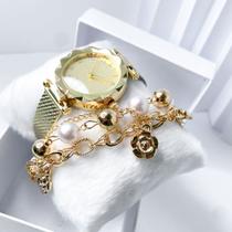Kit caixa relógio dourado fino relevo triangular e pulseira feminina perolada elegante