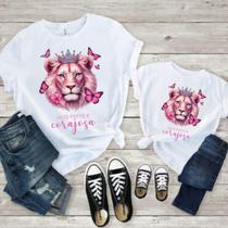 Kit Camiseta Mãe e Filha(o) Leão Forte e Corajosa Branco Kit Camiseta Mãe e Filha(o) Leão Forte e Corajosa Branco
