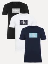 Kit Camisetas Calvin Klein Jeans Issue Logo Preta/Branca/Azul Marinho 3UN Tamanho:XL/GG Kit Camisetas Calvin Klein Jeans Issue Logo Preta/Branca/Azul Marinho 3UN Tamanho:XL/GG