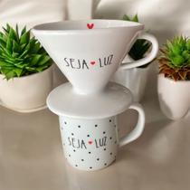 Kit Caneca 300 Ml Decorada + Coador De Porcelana Filtro Café Kit Caneca 300 Ml Decorada + Coador De Porcelana Filtro Café