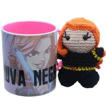 Kit Caneca com Amigurumi Viúva Negra