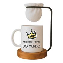 Kit Caneca Porcelana 'Melhor Papai do Mundo' com Coador de Café e Base de Madeira - 325ml Kit Caneca Porcelana 'Melhor Papai do Mundo' com Coador de Café e Base de Madeira - 325ml