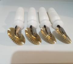 Kit carretilha corta e fecha pastel 4 unidades