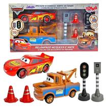 Kit Carros McQueen E Mate C/ Acessórios De Trânsito Disney Carros - Toyng